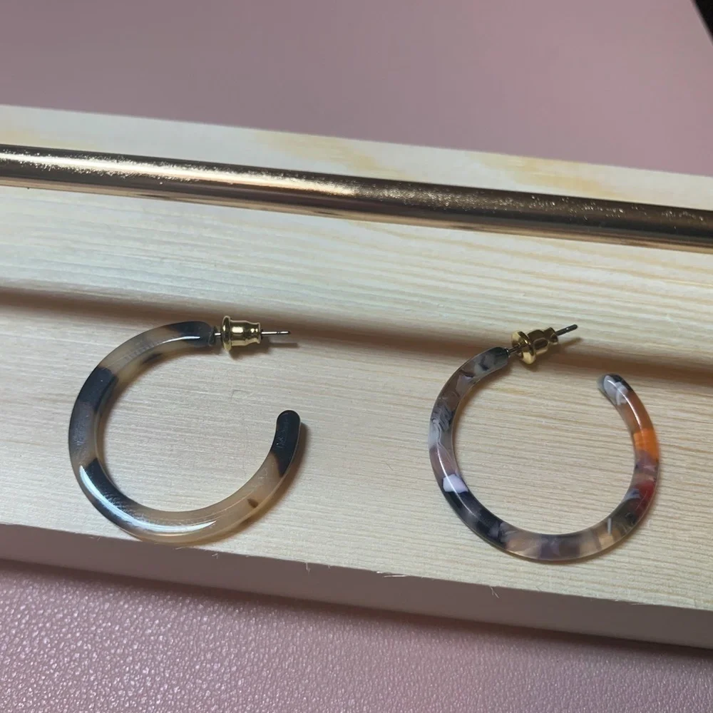 SALE💚 any 3 for $18 💚 Small 3cm Acrylic Tortoise Hoops Earrings - Picture 4 of 4